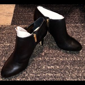 Vince Camuto Vemmey Leather Metal Side Booties